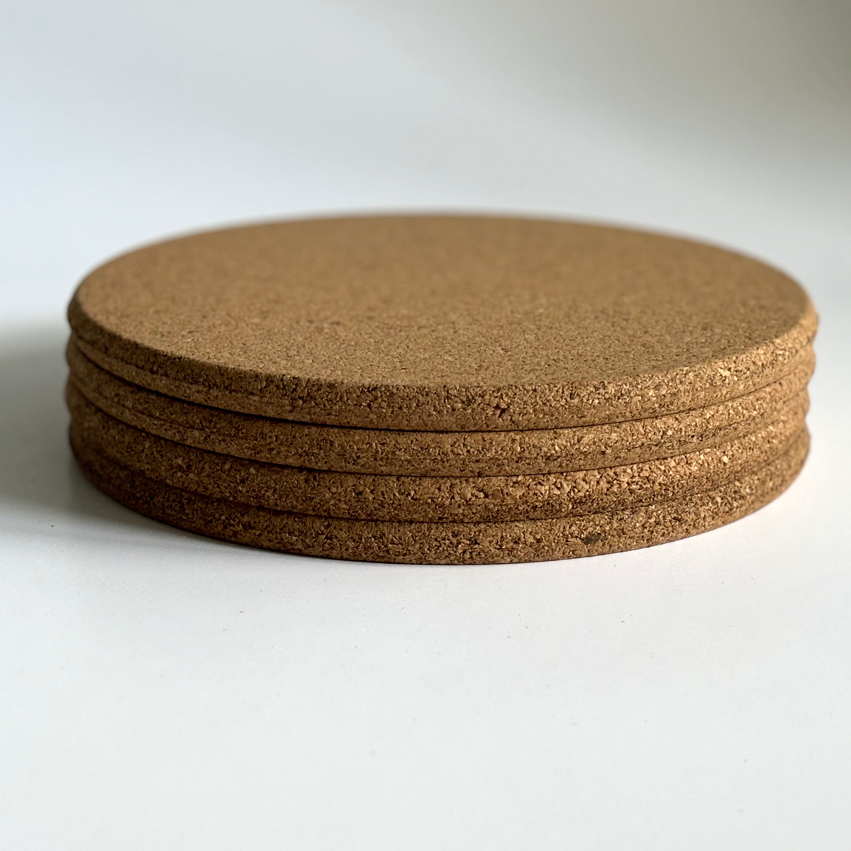 Vier Korkuntersetzer übereinander gestapelt.