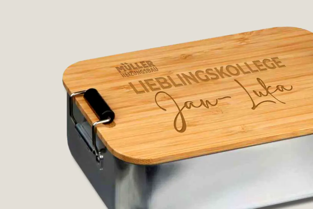 Brotdose aus Aluminium mit graviertem Holzdeckel.