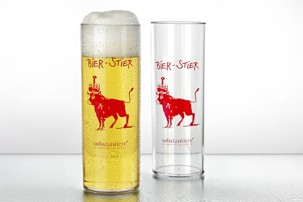 Zwei Kölschgläser mit dem Motiv: „Bier-Stier“