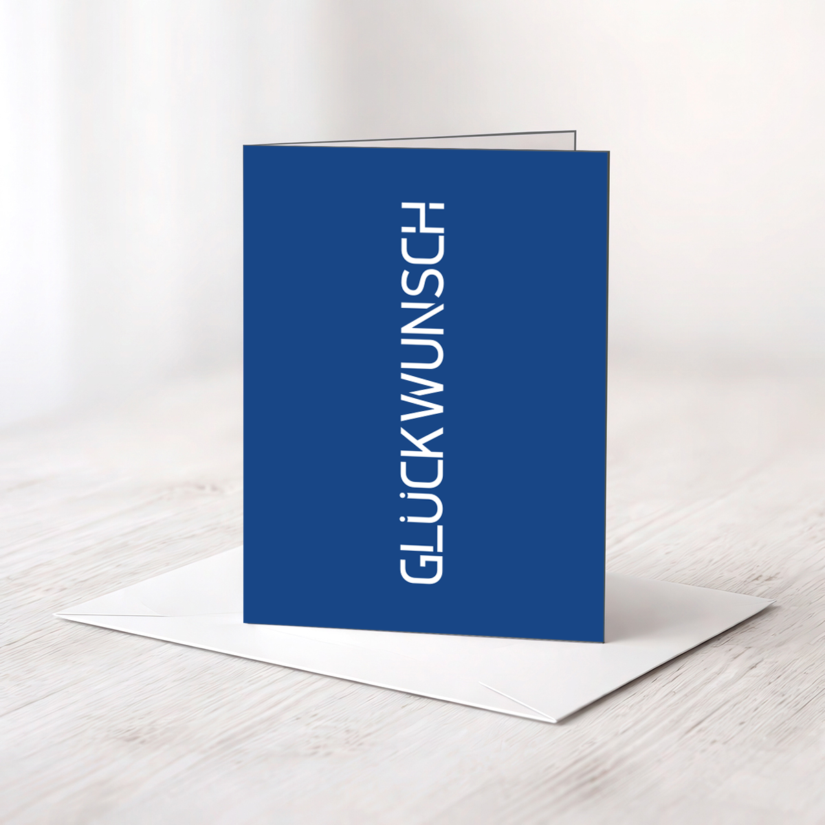 Grüne Karte mit dem gelaserten Schriftzug „Glückwunsch“