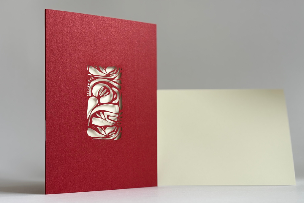 Ausgelaserte Ornamente in einem roten Karton mit cremefarbenem Inlay