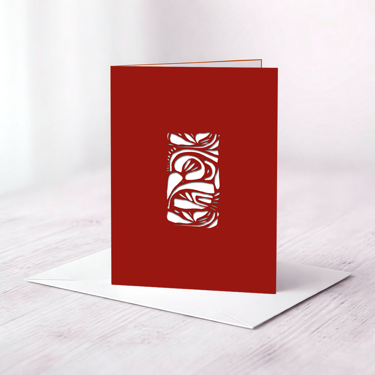 Rote Karte mit einem gelaserten Ornament.