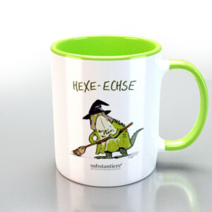 Tasse außen weiss, bedruckt mit der „Hexe-Echse“, innen hellrgün
